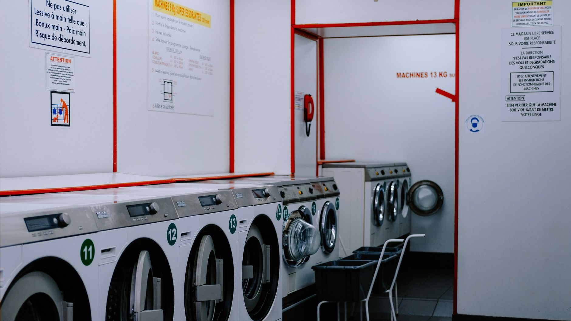 Best laundry sink: washing machines in a laundromat