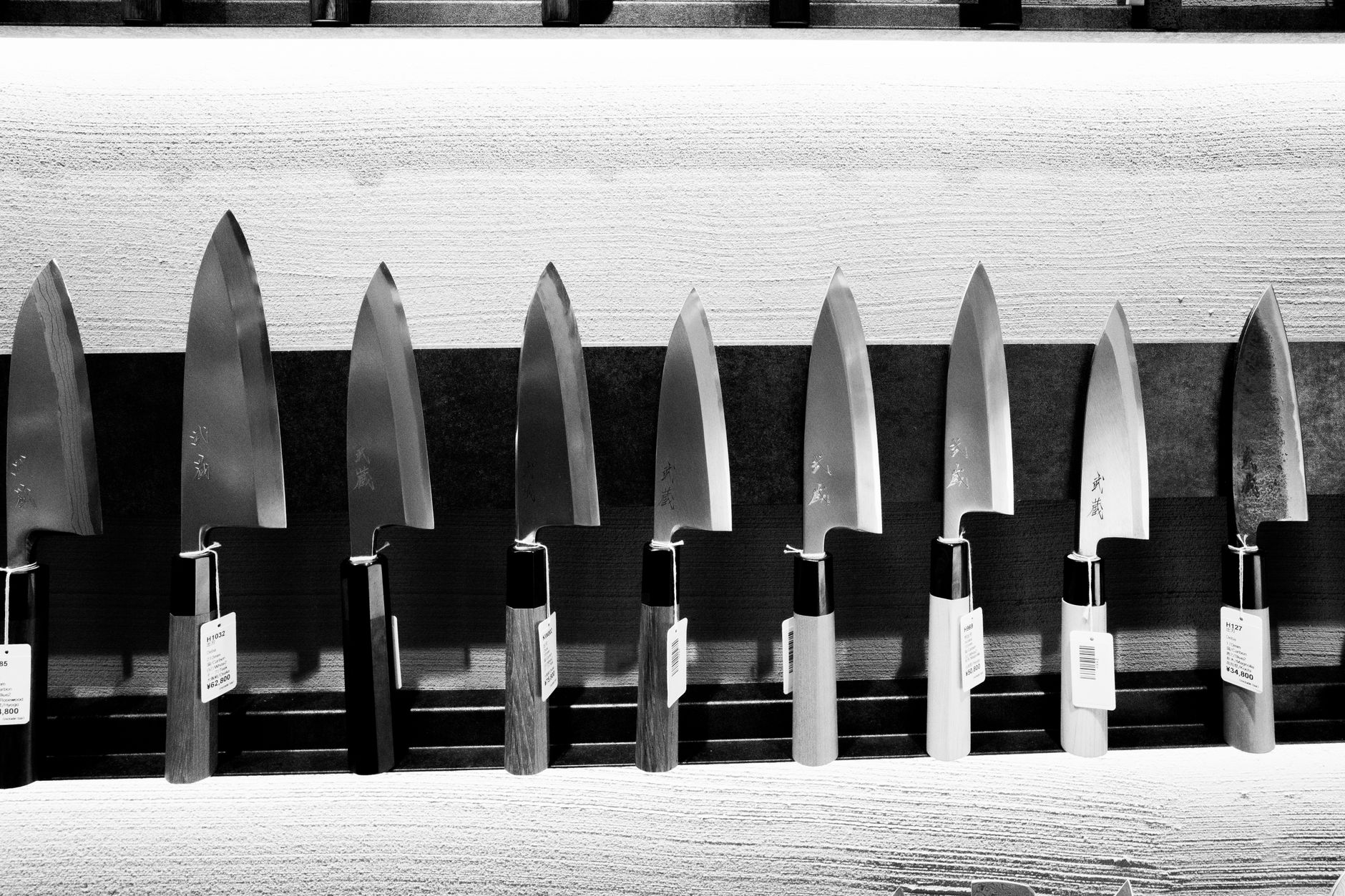 Best magnetic knife strip: a row of kitchen knives on display