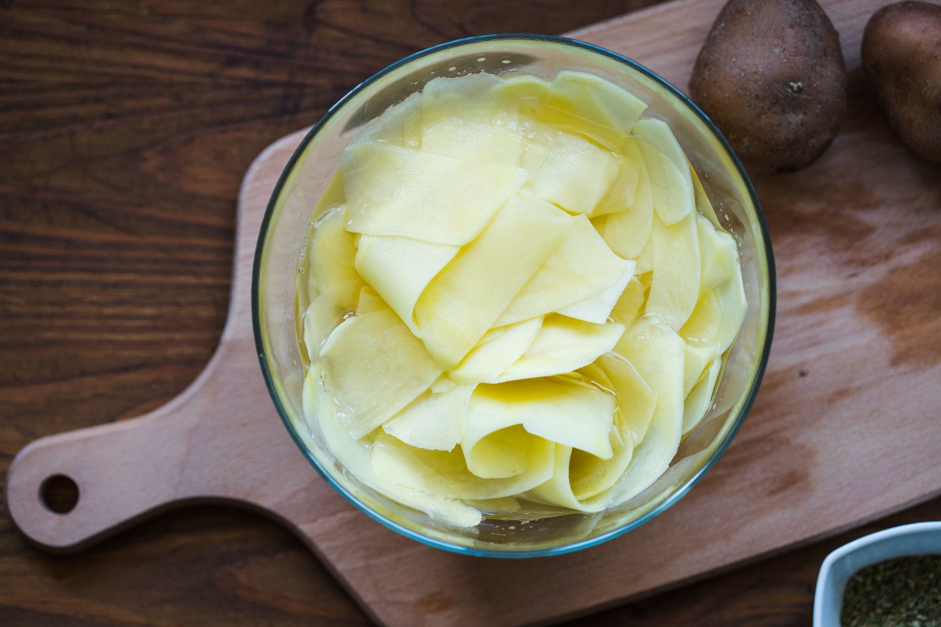A bowl of thinly sliced potatoes