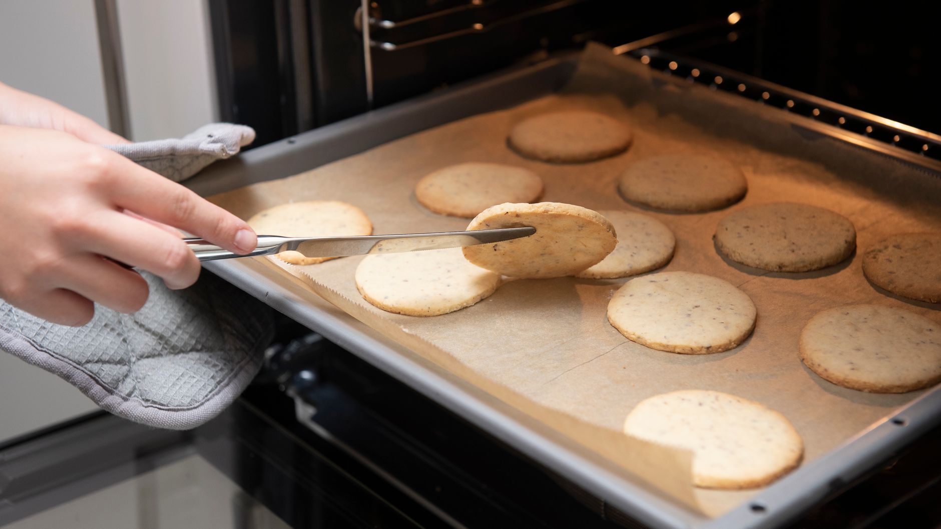 Lifting cookies from an oven tray