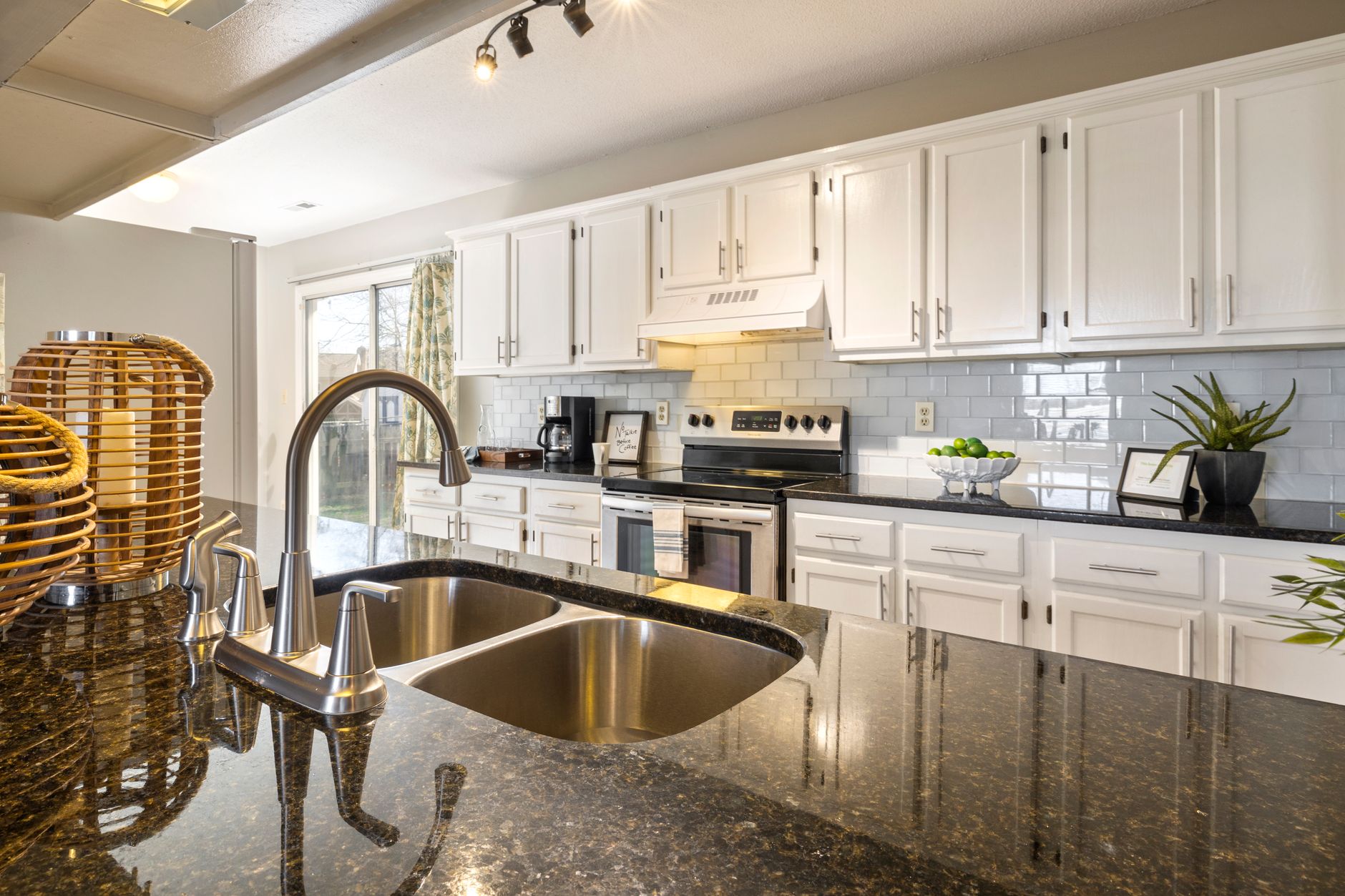 Best mouse trap guide: a clean kitchen with closed cabinets
