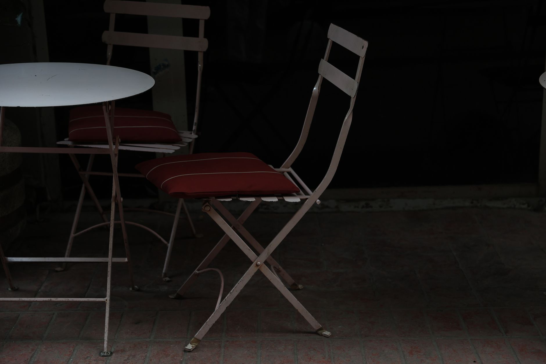 Best outdoor cushions: cushioned chairs on a backyard patio