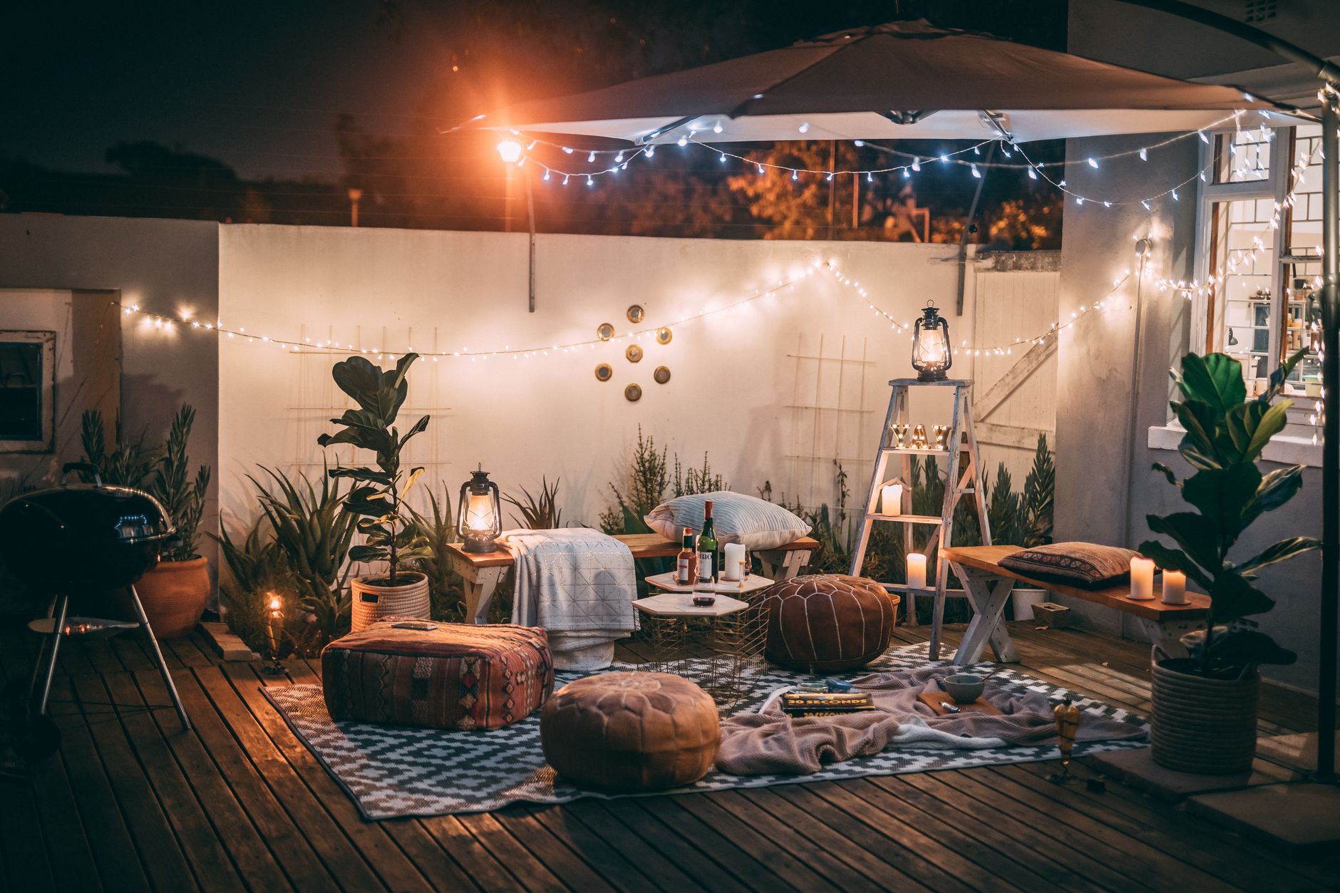 Best outdoor rug: a patterned rug under outdoor patio furniture