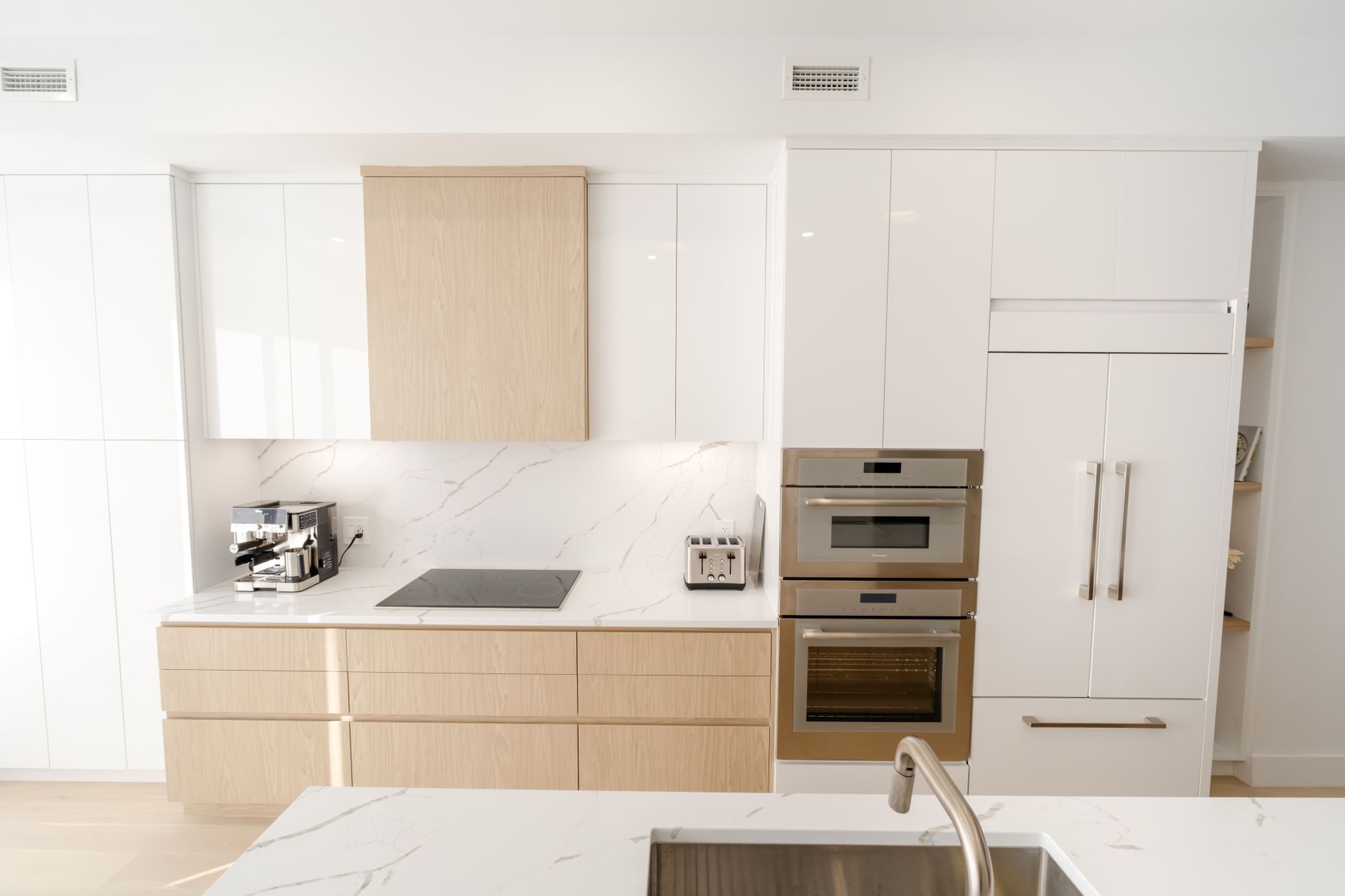 Best oven cleaner: a clean modern kitchen with wall ovens