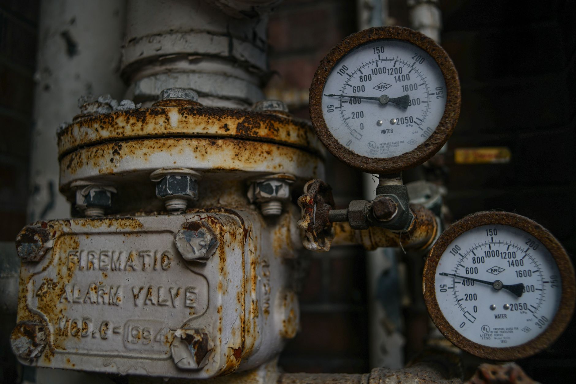 Best heat tape for water pipes: old pipes and pressure gauges