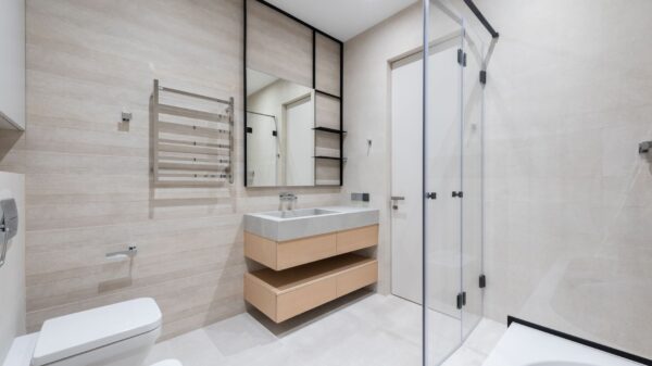Best shower squeegee: a clean glass shower door in a bathroom