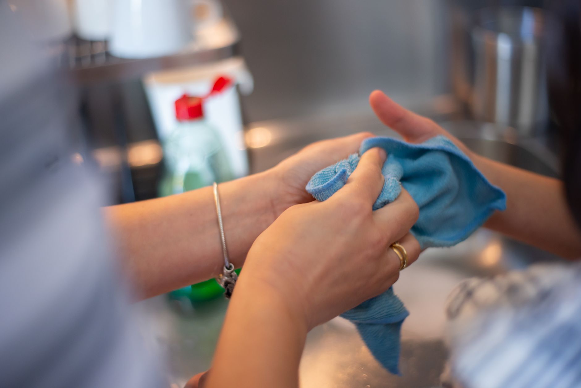 Best sink cleaner: drying hands with a microfiber cloth