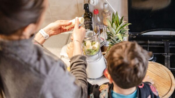Best smoothie blender: parent and child making a fruit smoothie with a blender
