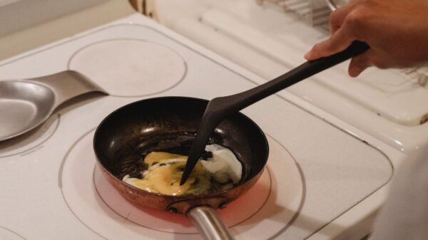 Best spatula: cooking eggs in a small pan