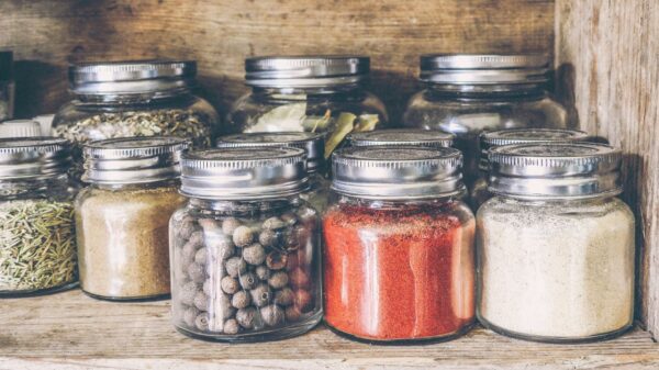 Best spice rack: glass spice jars with metal lids