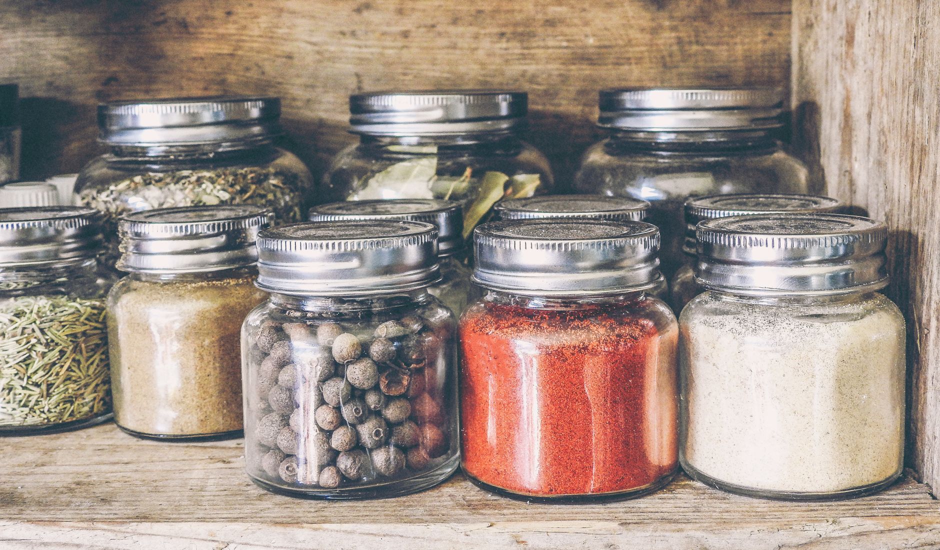 Best spice rack: glass spice jars with metal lids
