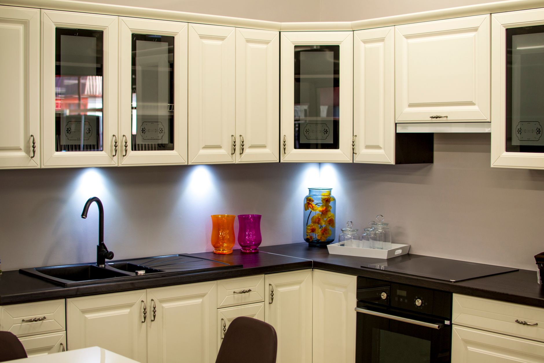Upper kitchen cabinets above a countertop