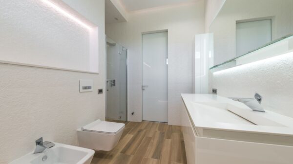 Best toilet seat: a bright modern bathroom with a wall-hung toilet