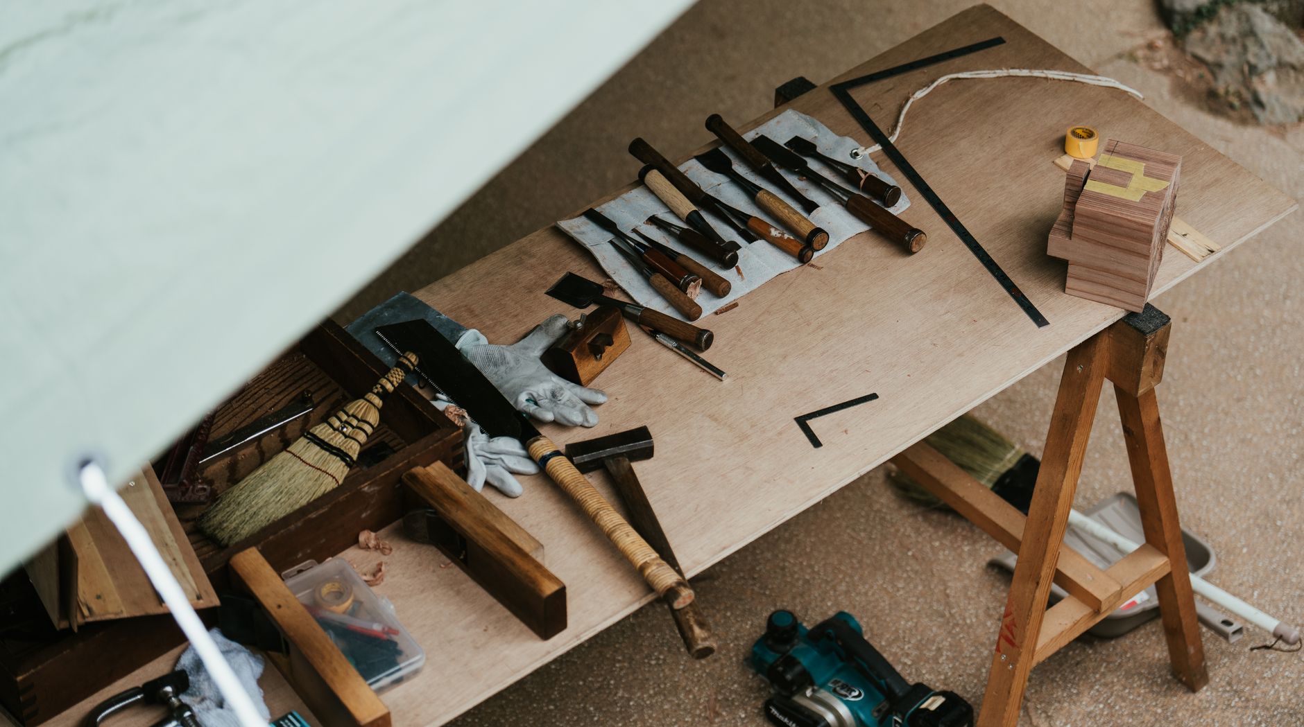 Best tool belt guide: hand tools laid out on a workbench
