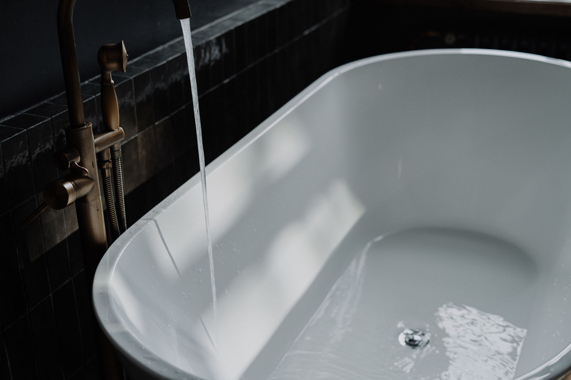 A freestanding tub filling with water