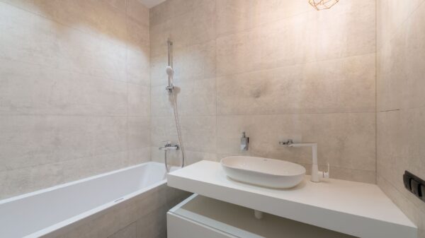 Best tub transfer bench: a white bathtub in a home bathroom