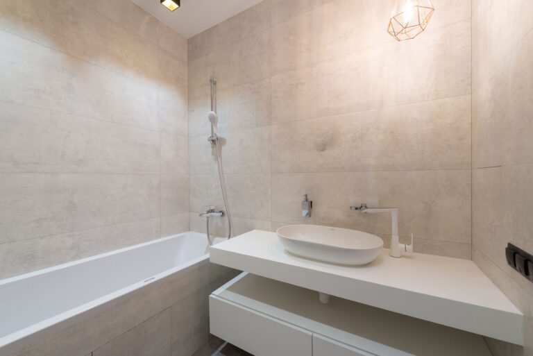 Best tub transfer bench: a white bathtub in a home bathroom
