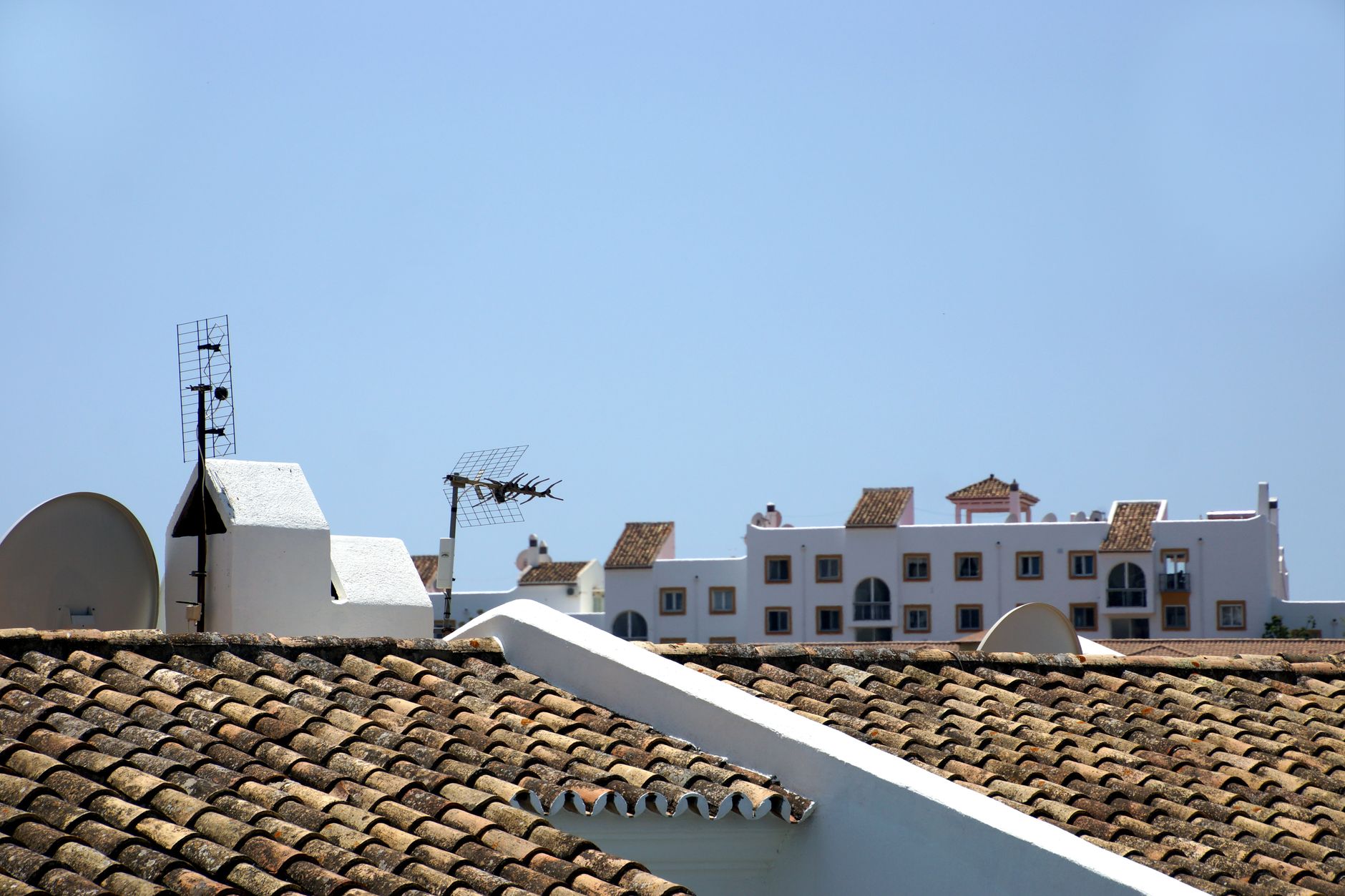 Best tv antenna: a house roof under an open sky