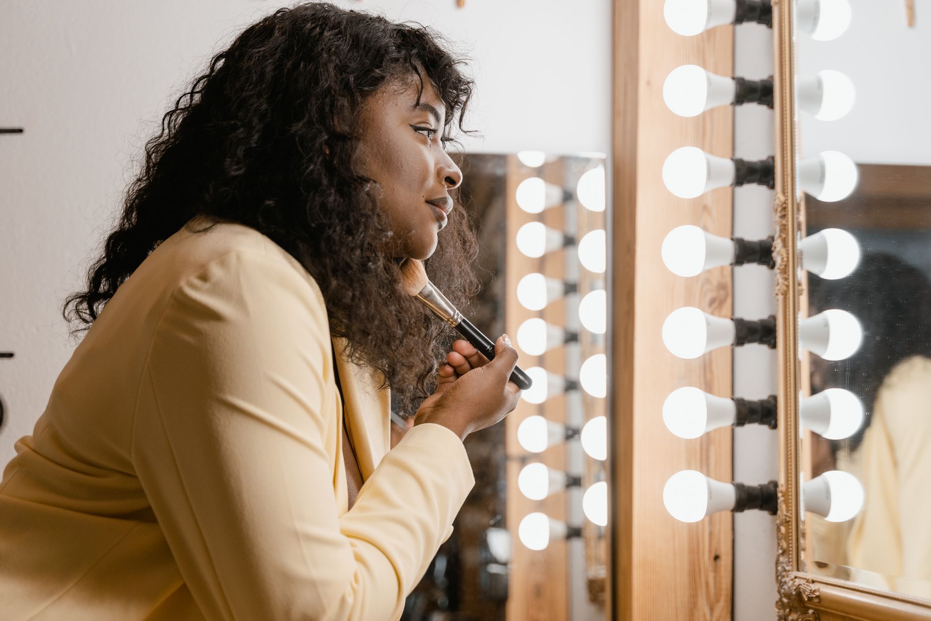 Best vanity mirror: a lighted mirror on a vanity table