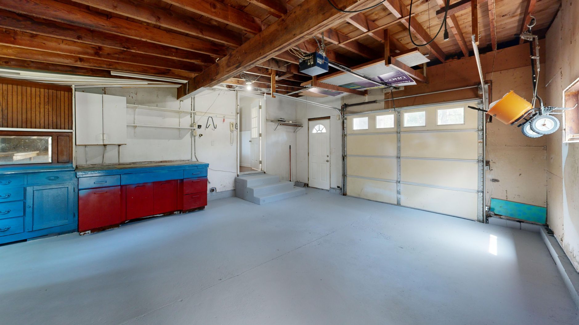 Best wall mounted garage vacuum: an empty home garage