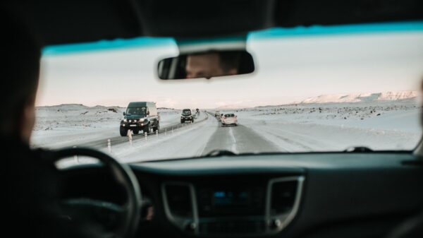 Best windshield cover guide: snow piled on a parked car’s windshield