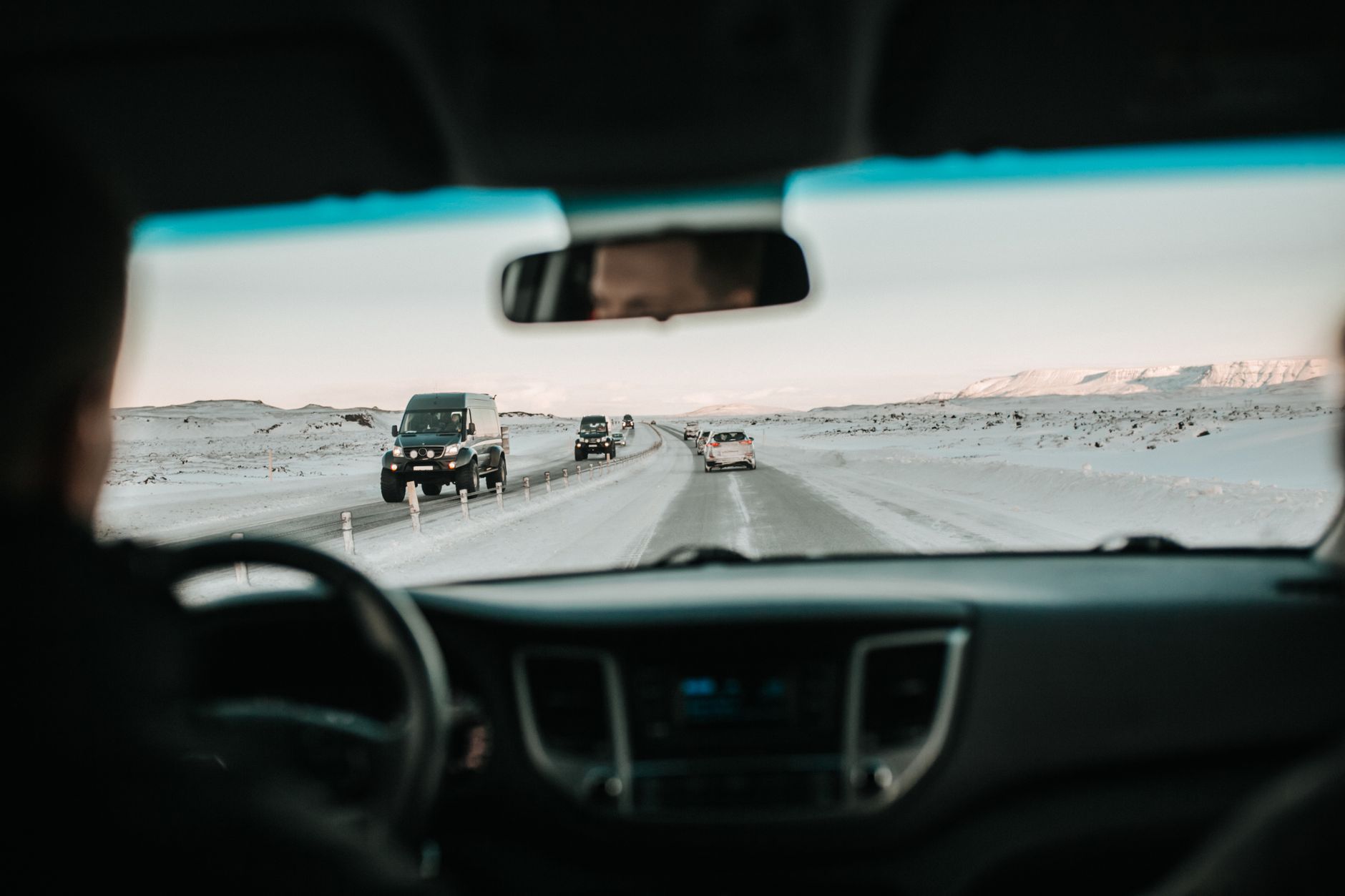 Best windshield cover guide: snow piled on a parked car’s windshield