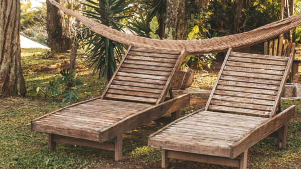 Best zero gravity chair guide: a lounge chair on a backyard lawn